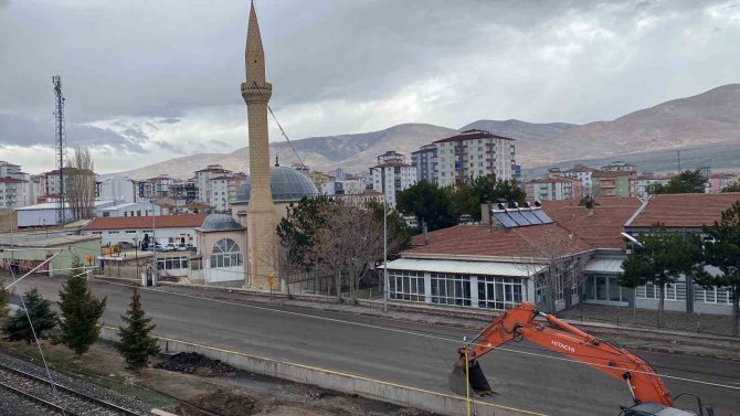 Niğde’de Depremde Hasar Alan Minare Yıkıldı