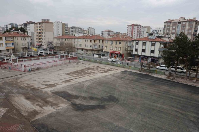 Büyükşehir, Yıkımını Tamamladığı Okulun Bahçesine Asfalt Döktü