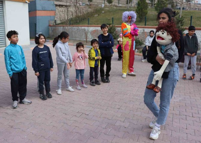 1 Kişi 2 Karakter
