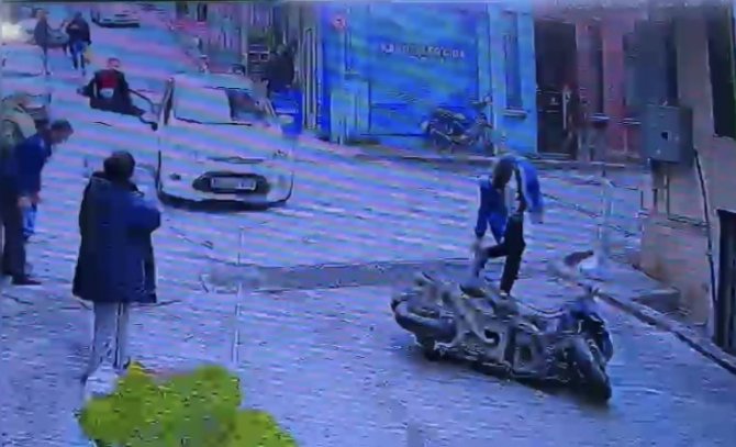 İ̇stanbul’da Film Gibi Olay Kamerada: Kaza Yaptığı Adamı Silahla Vurdu