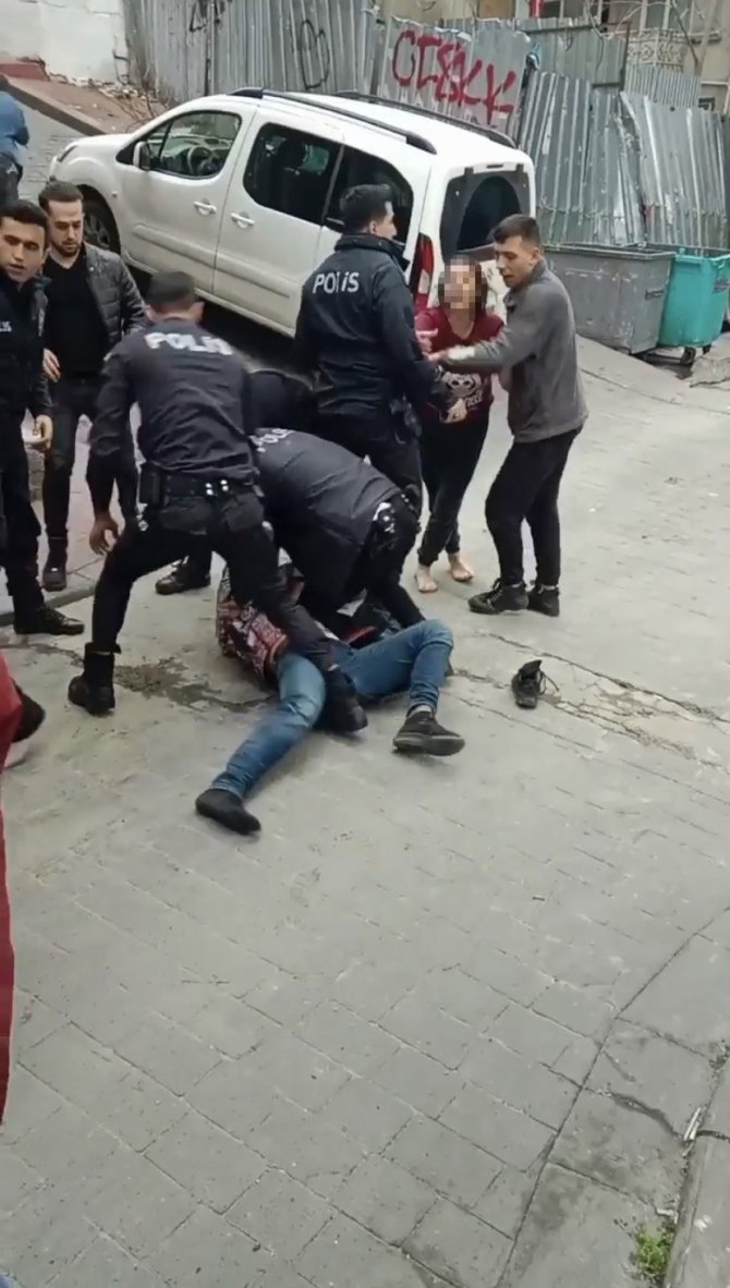 Beyoğlu’nda Kades İhbarına Giden Polise Saldırı: 5 Polis Yaralı, 3 Gözaltı