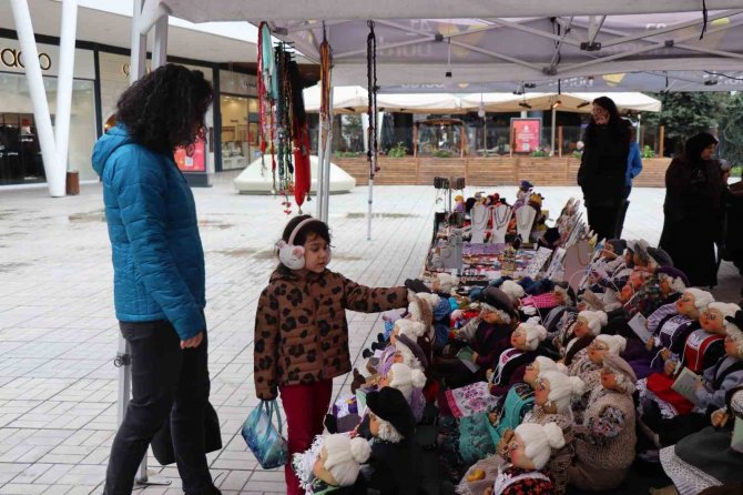 Depremzedeler İçin Stant Açtılar