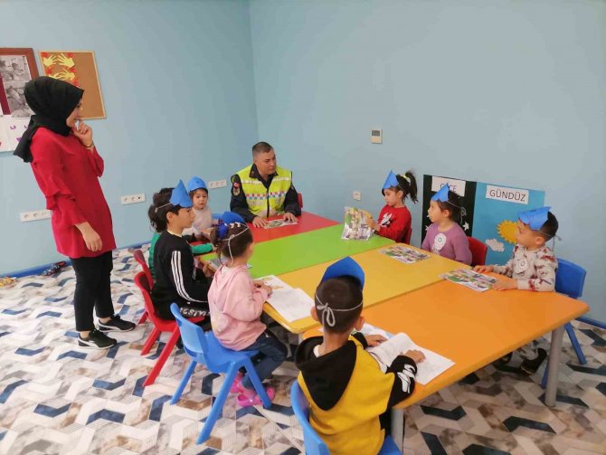Jandarma Trafik Ekipleri Depremzede Çocukları Unutmadı
