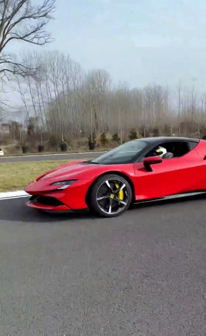 Minik Zayn Sınır Tanımıyor, Bu Kez Ferrari’nin Gazına Pistte Bastı