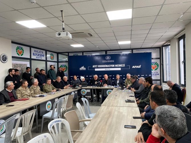Bakan Ersoy: “Malatya’da Enkaz Kaldırma Çalışmalarına Yoğunlaştık”