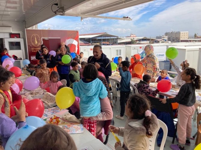 Kütahya Valiliği Motivasyon Tırı Deprem Bölgesinde Çocuklara Moral Oldu