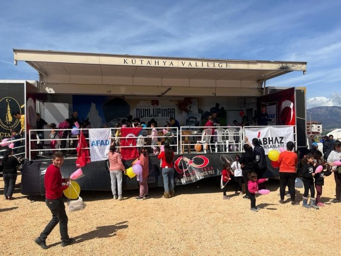 Kütahya Valiliği Motivasyon Tırı Deprem Bölgesinde Çocuklara Moral Oldu