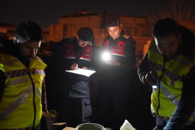 Depremzedelerin Evlerinden Hırsızlık Yapan 2 Zanlı Tutuklandı