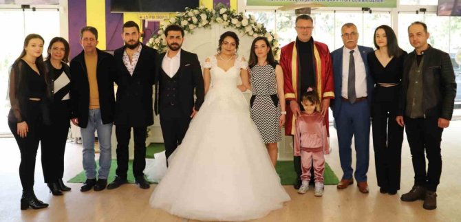 Enkazdan Kurtuldu, Alaşehir’de Gözyaşlarıyla Evlendi