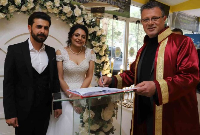 Enkazdan Kurtuldu, Alaşehir’de Gözyaşlarıyla Evlendi
