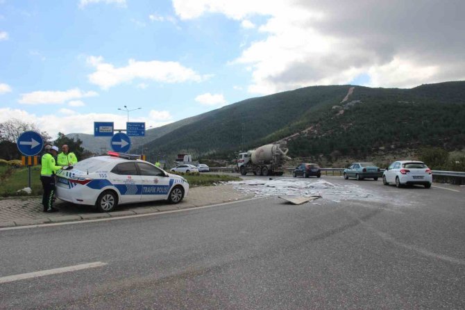 Yola Savrulan Mermer Parçaları Trafiği Aksattı