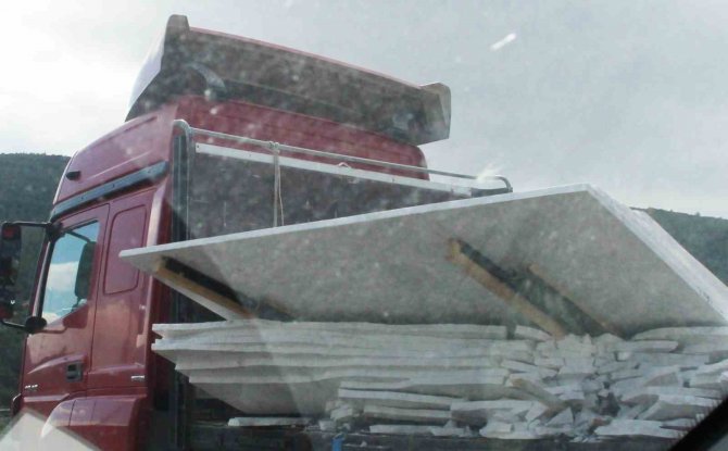 Yola Savrulan Mermer Parçaları Trafiği Aksattı