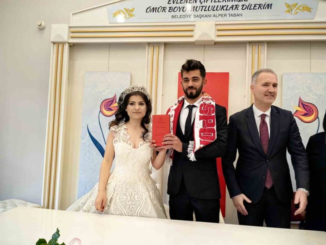 Depremden Kurtulup Bursa’da Dünyaevine Girdiler
