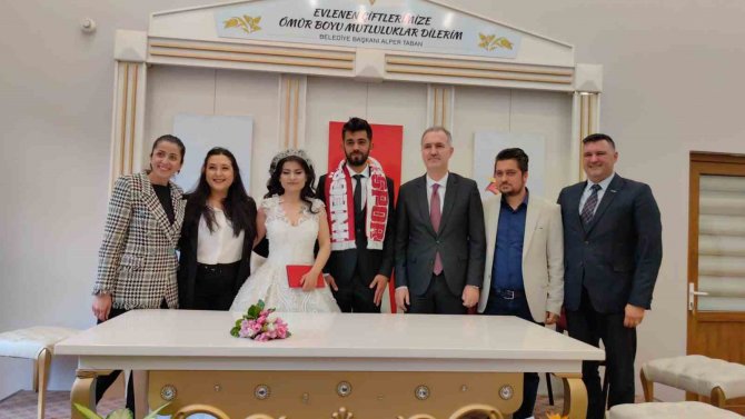 Depremden Kurtulup Bursa’da Dünyaevine Girdiler