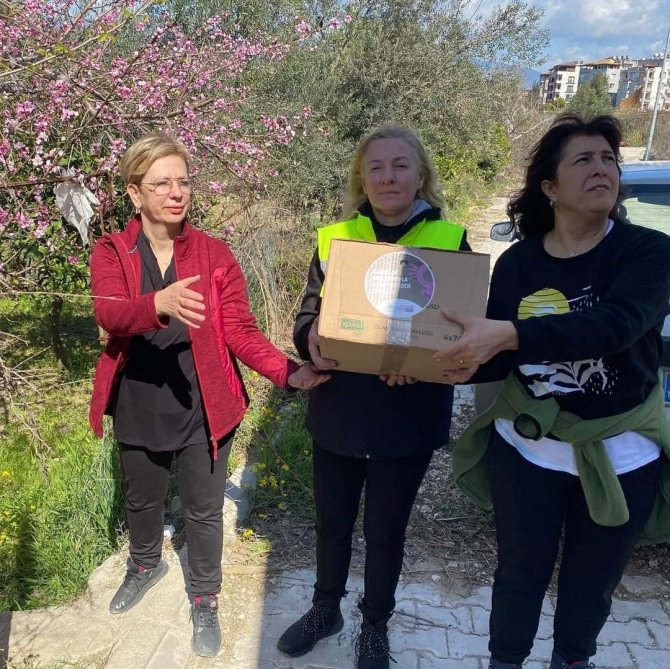 Kadınlar Hayatın Yeniden Kurulması İçin Dayanışma İçinde