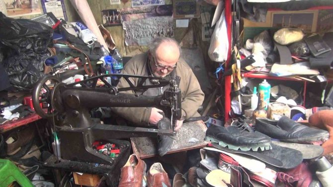 Ailesinin 250 Yıldır Sürdürdüğü Deri Ustalığını 5 Metrekarelik Dükkanda Yaşatıyor