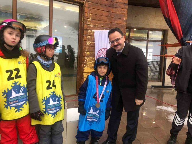 Okullar Arası Kayak Şampiyonası Murat Dağı’nda Yapıldı