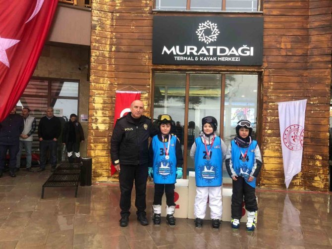 Okullar Arası Kayak Şampiyonası Murat Dağı’nda Yapıldı