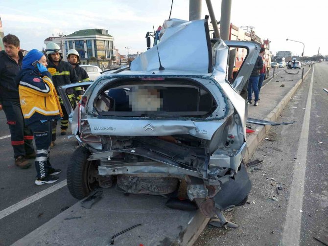 Tekirdağ’da Demir Direğe Çarpan Otomobil Paramparça Oldu: Genç Kız Hayatını Kaybetti