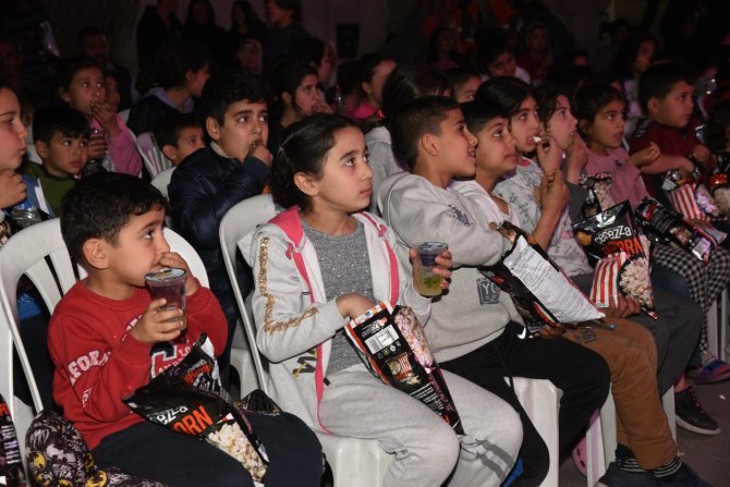 Gezici Sinema Tırı Barınma Alanlarında Çocuklar İçin Gösterime Başladı