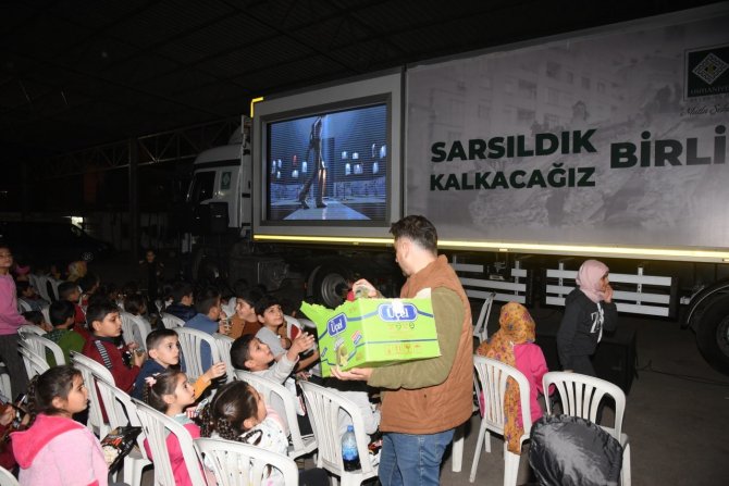 Gezici Sinema Tırı Barınma Alanlarında Çocuklar İçin Gösterime Başladı