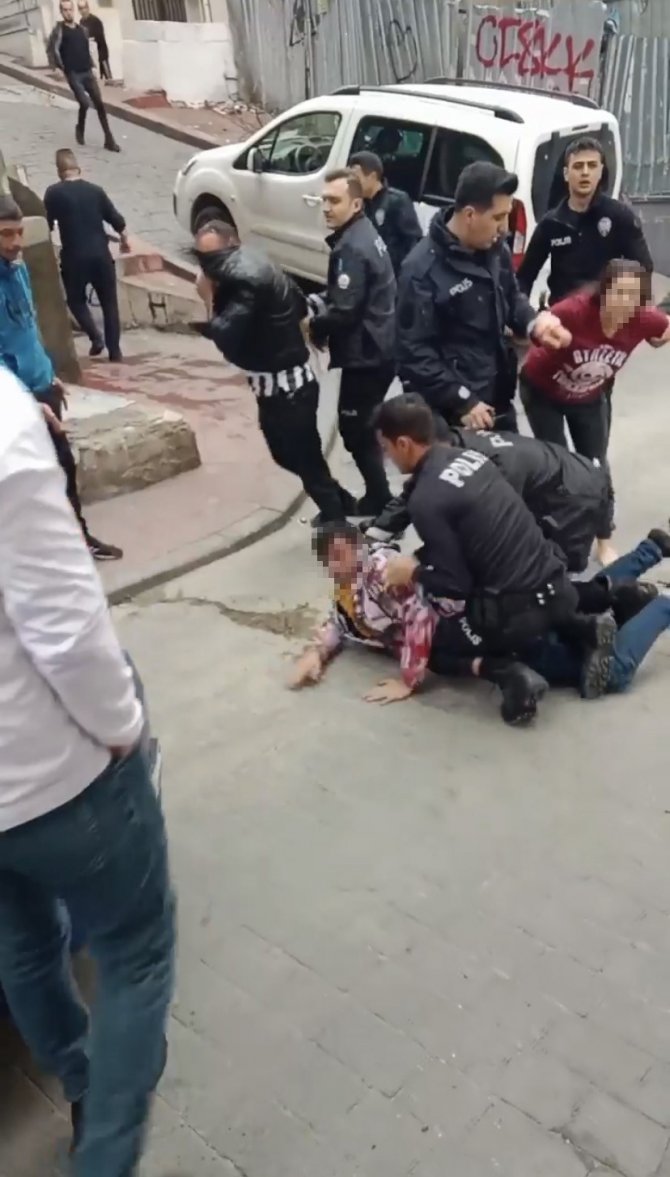 Beyoğlu’nda Kades İhbarına Giden Polise Saldırı: 5 Polis Yaralı, 3 Gözaltı