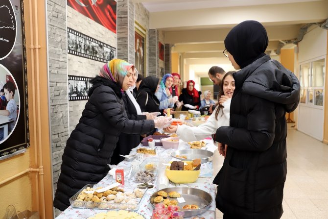 Çadırda Eğitim Gören Öğrenciler İçin Hayır Panayırı Düzenlediler