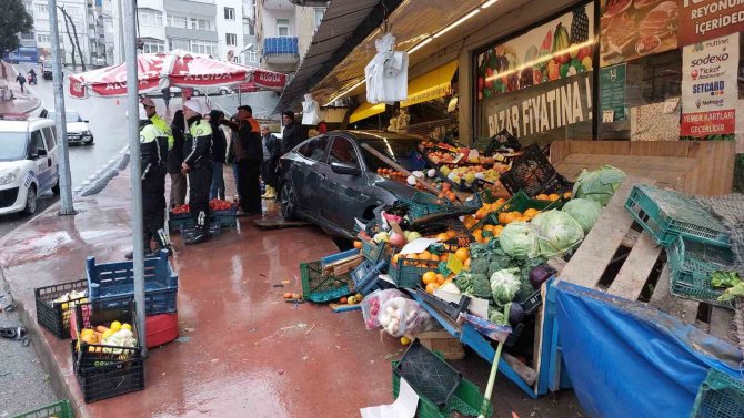 Samsun’da Zincirleme Kazada Araçlardan Biri Marketin Manav Reyonuna Girdi