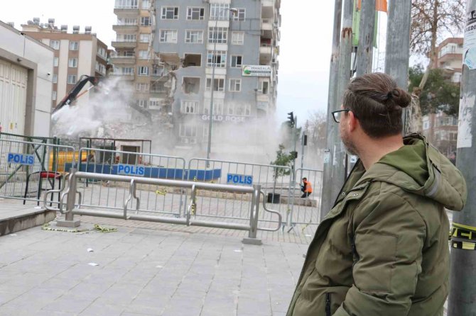 Tesadüfen Gördü, Hüzünle İzledi