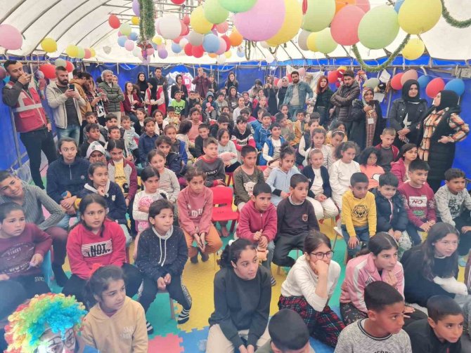 Bingöl’ün Tiyatro Ekibi, Adıyaman’daki Çadır Kentte Çocukları Eğlendirdi