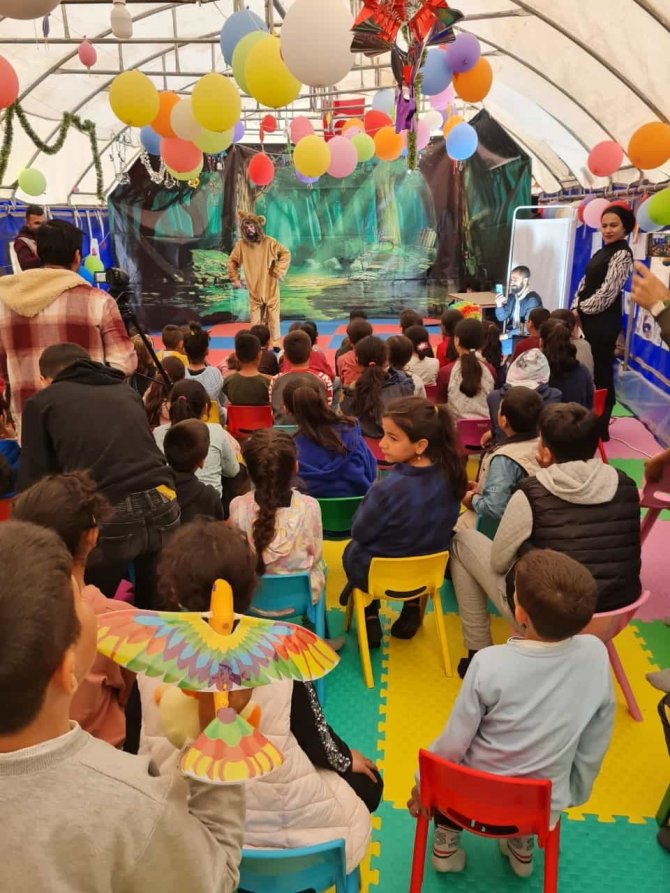 Bingöl’ün Tiyatro Ekibi, Adıyaman’daki Çadır Kentte Çocukları Eğlendirdi