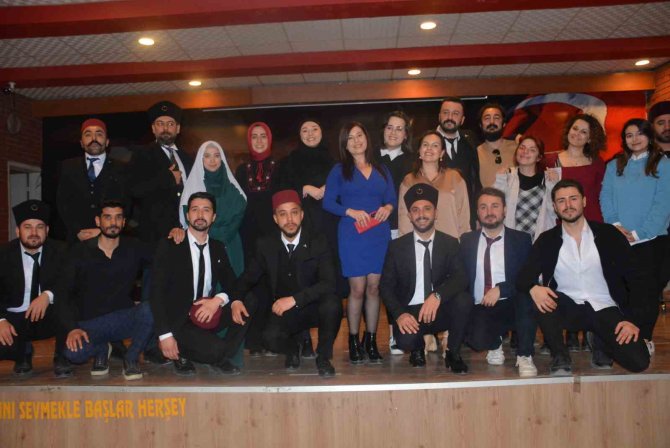 Gönüllü Öğretmenlerden Tiyatro Gösterimi