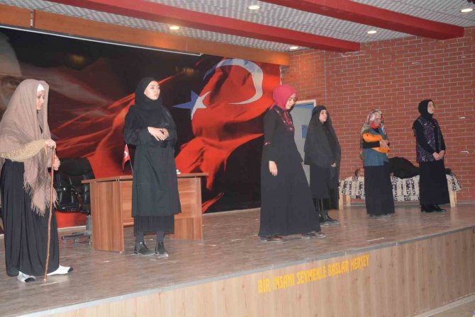 Gönüllü Öğretmenlerden Tiyatro Gösterimi