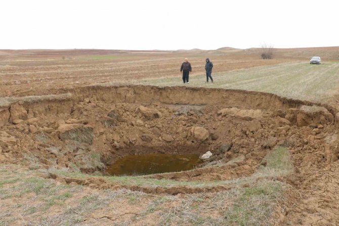 Deprem Sonrası Oluşan Obruk, Köylüyü Tedirgin Etti