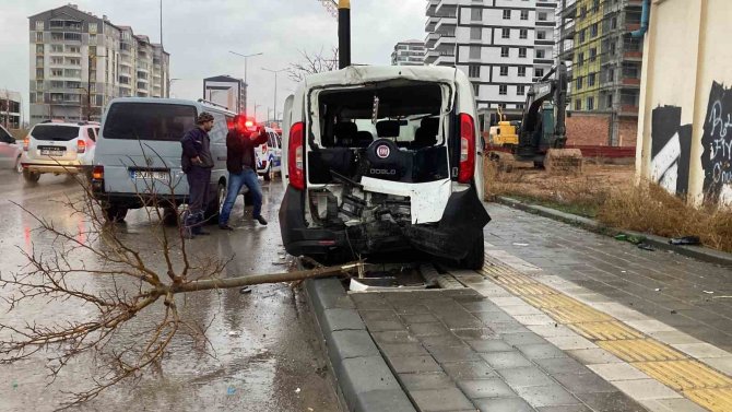 Sivas’ta Hafif Ticari Araç Ağaca, Ardından Direğe Çarptı: 1’i Ağır 4 Yaralı