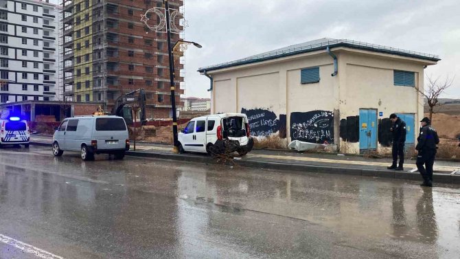 Sivas’ta Hafif Ticari Araç Ağaca, Ardından Direğe Çarptı: 1’i Ağır 4 Yaralı