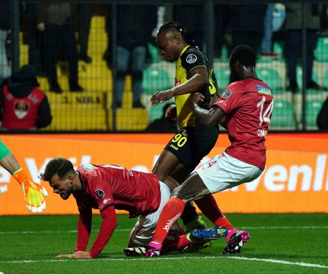 Spor Toto Süper Lig: İ̇stanbulspor: 1 - Dg Sivasspor: 0 (İ̇lk Yarı)