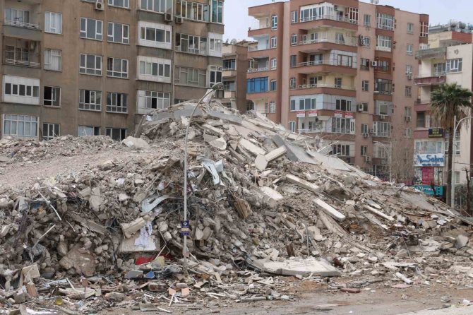 Şanlıurfa’da 9 Katlı Binanın Yıkılma Anı Kameraya Yansıdı