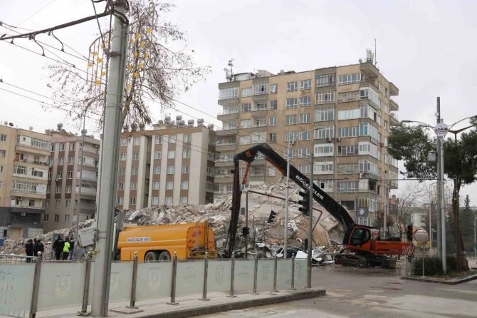 Şanlıurfa’da 9 Katlı Binanın Yıkılma Anı Kameraya Yansıdı