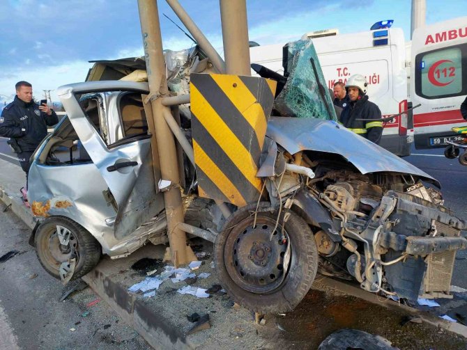 Tekirdağ’da Demir Direğe Çarpan Otomobil Paramparça Oldu: Genç Kız Hayatını Kaybetti