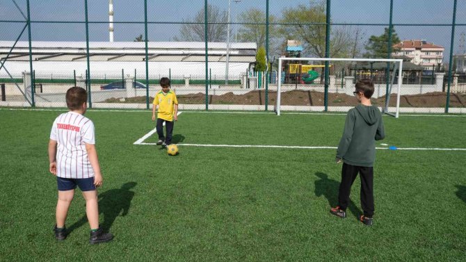 Tekkeköy’de Öğrencilere Futbol Eğitimi