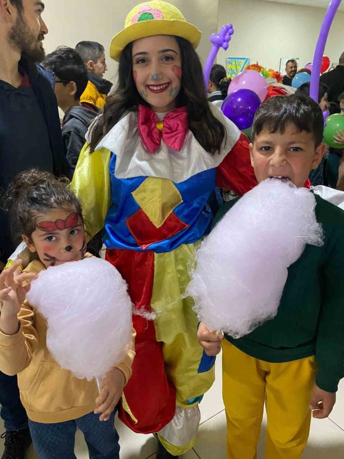 Depremzede Çocuklar Palyaçolarla Güldü