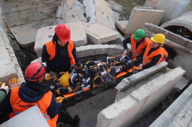 Kartal’da 2 Bin 500 Nüfuslu Sitenin Sakinlerine Arama Kurtarma Eğitimi