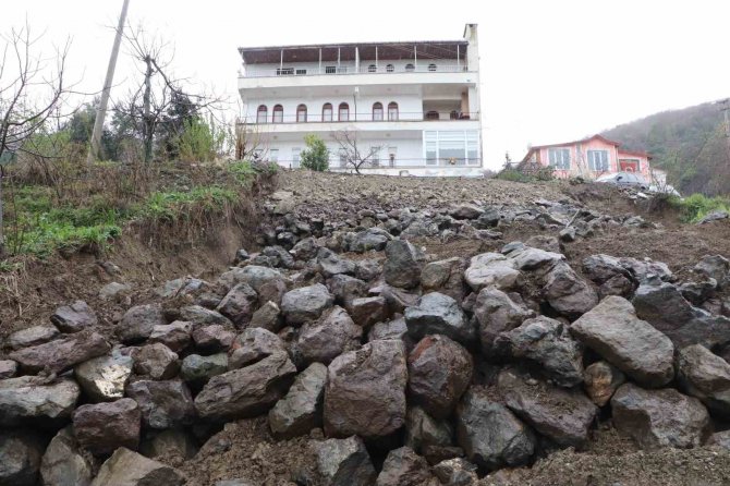 4 Katlı Aparmanı Heyelan Tehdit Ediyor