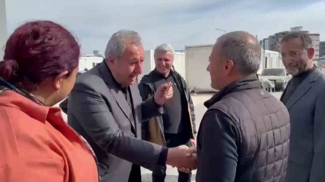 Depremzede, Valinin Alnından Öptü