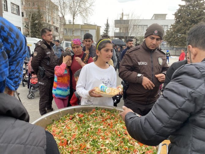 Adıyaman’da Depremzedelere Kebap Dağıtıldı