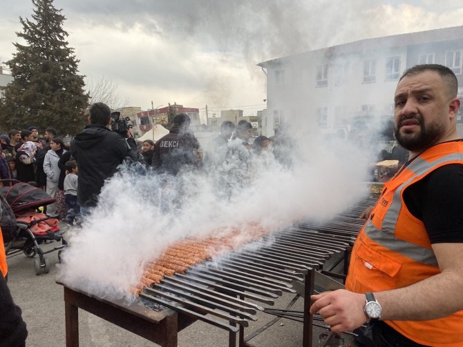 Adıyaman’da Depremzedelere Kebap Dağıtıldı