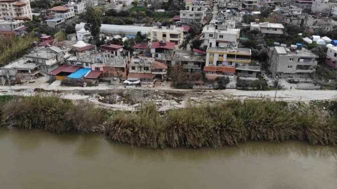 Evlerin Yakınında Bulunan Yol Depremde Çöktü