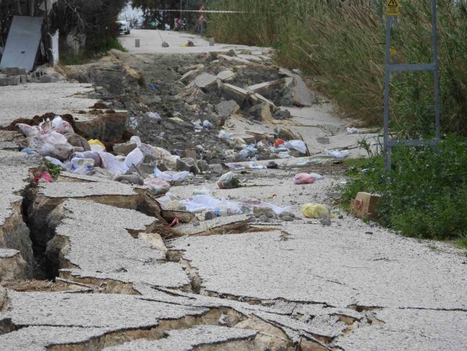 Evlerin Yakınında Bulunan Yol Depremde Çöktü