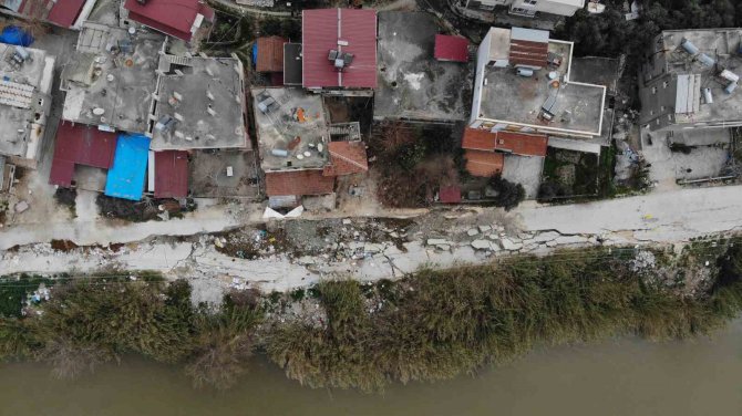 Evlerin Yakınında Bulunan Yol Depremde Çöktü